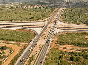 Das erste Autobahnkreuz am Stadtrand von Luanda/Angola, 2011 fertiggestellt